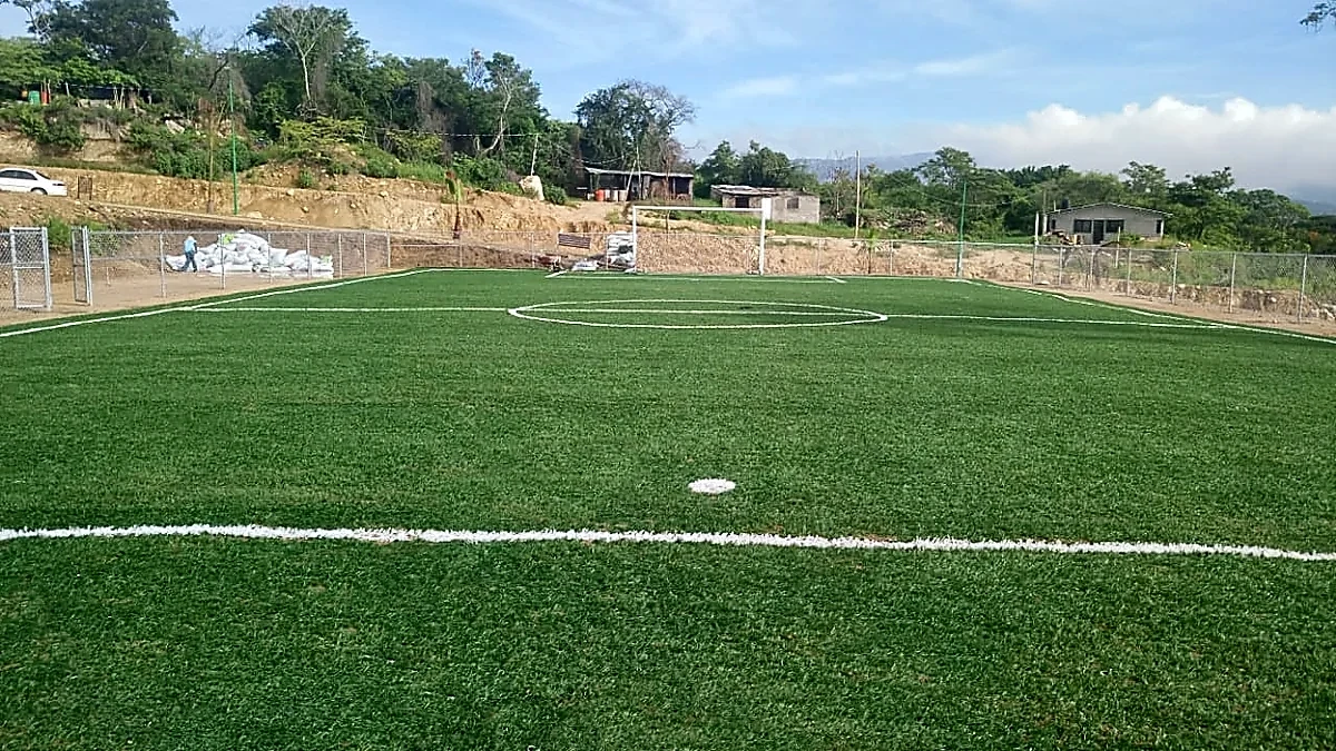 Detalle del pasto sintético de la cancha de fútbol 7 en Tuxtla Gutiérrez, Chiapas