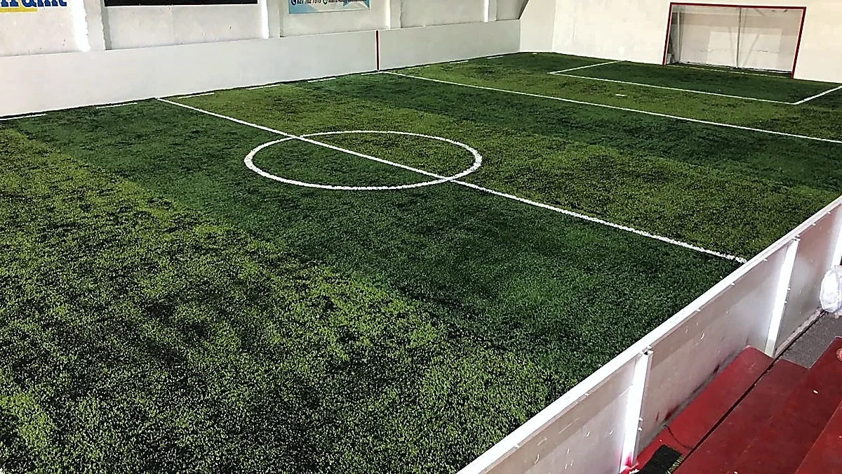 Cancha de fútbol 5 con pasto sintético en Hidalgo del Parral, Chihuahua: líneas insertadas en el pasto sintético
