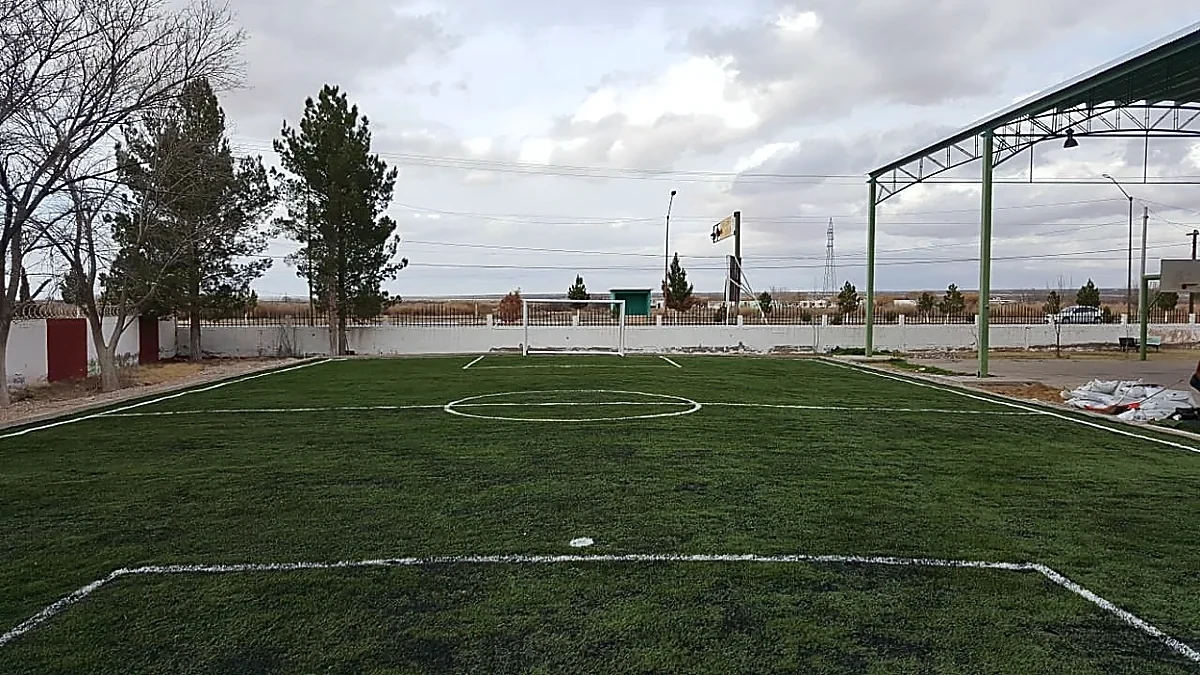 Cancha de fútbol 5 con pasto sintético en Praxedis, Chihuahua