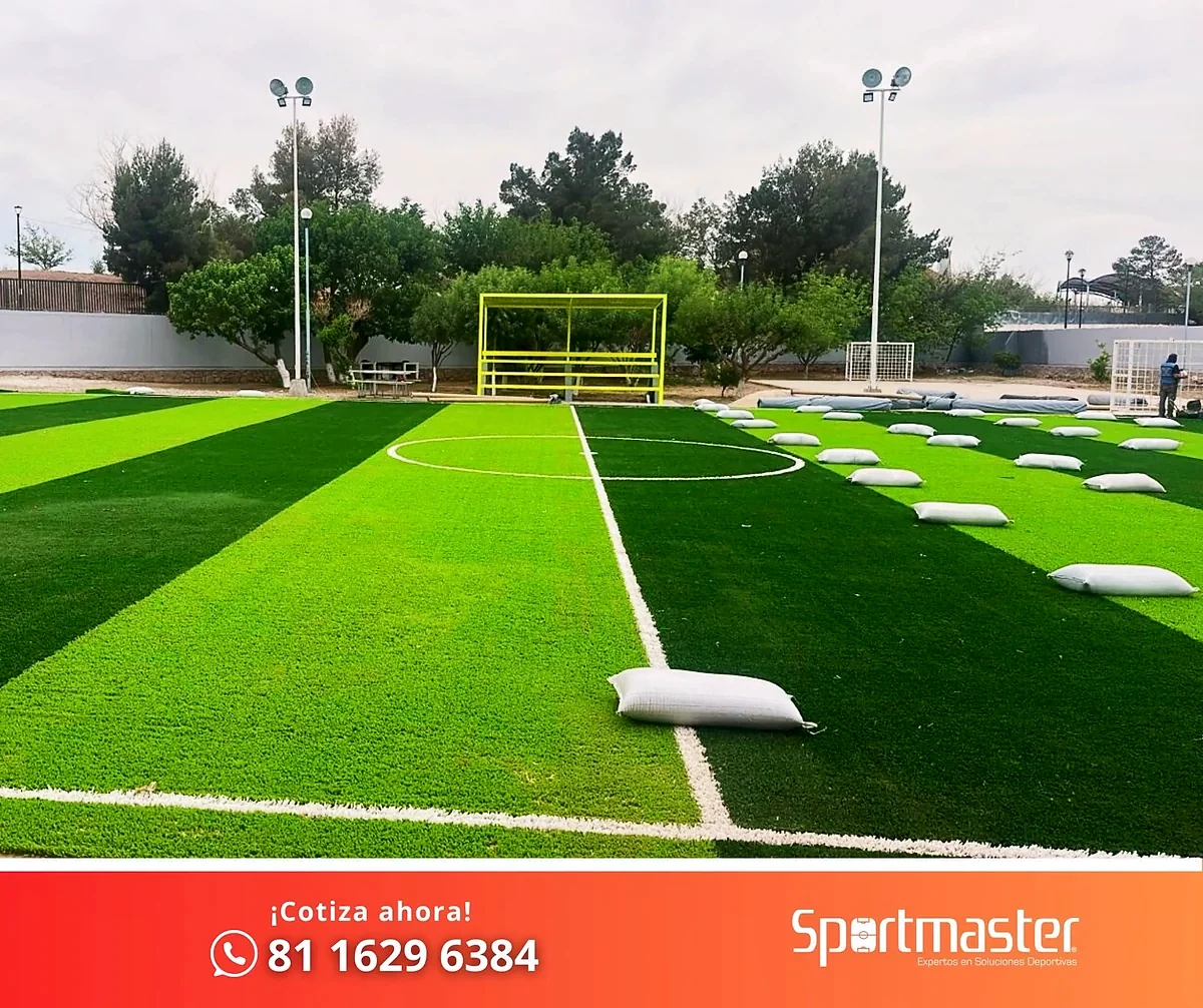 Cancha de fútbol 7 con pasto sintético en Complejo Deportivo Sección 8va SNTSS, Chihuahua, Chihuahua: la cancha desde la línea lateral