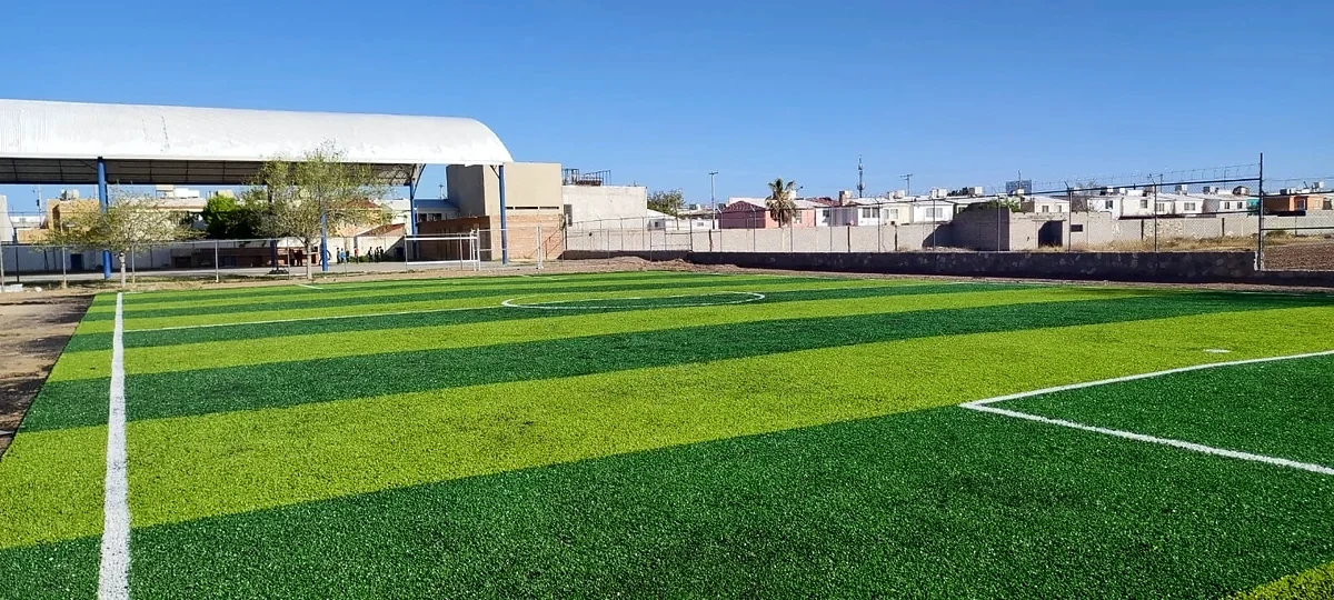 Cancha de fútbol 7 con pasto sintético en Instituto Visión, Ciudad Juárez