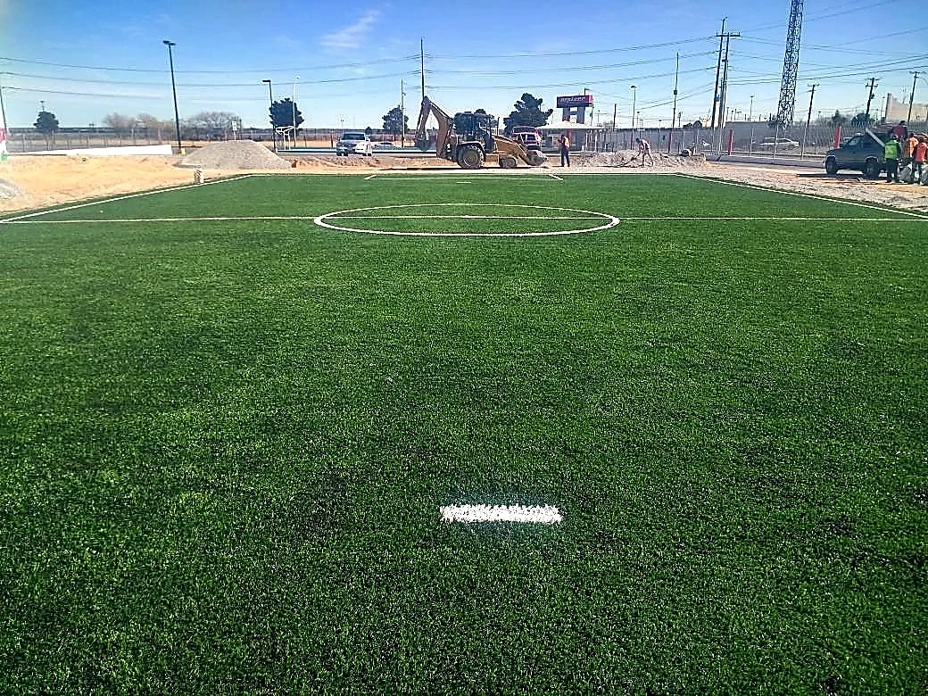 Cancha de fútbol 7 con pasto sintético en Maquila de Nexteer, Ciudad Juárez, Chihuahua: otra vista de la cancha de fútbol 7