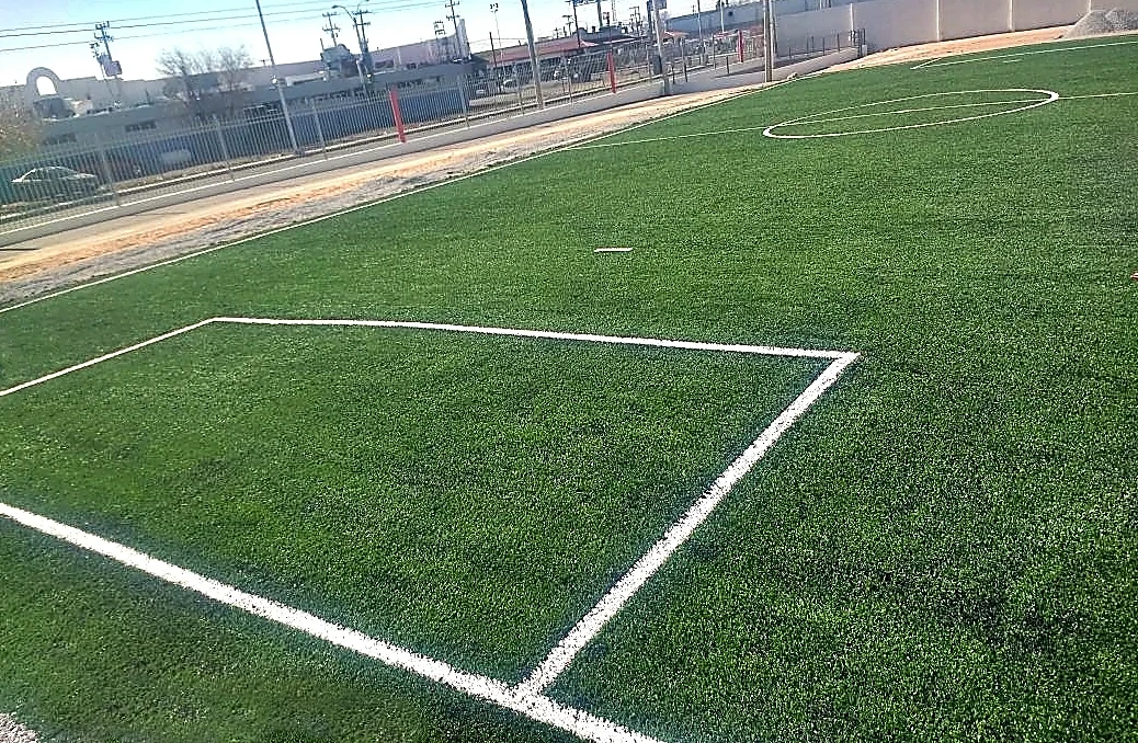 Cancha de fútbol 7 con pasto sintético en Planta Nexteer, Ciudad Juárez, Chihuahua: líneas de juego insertadas en el mismo pasto