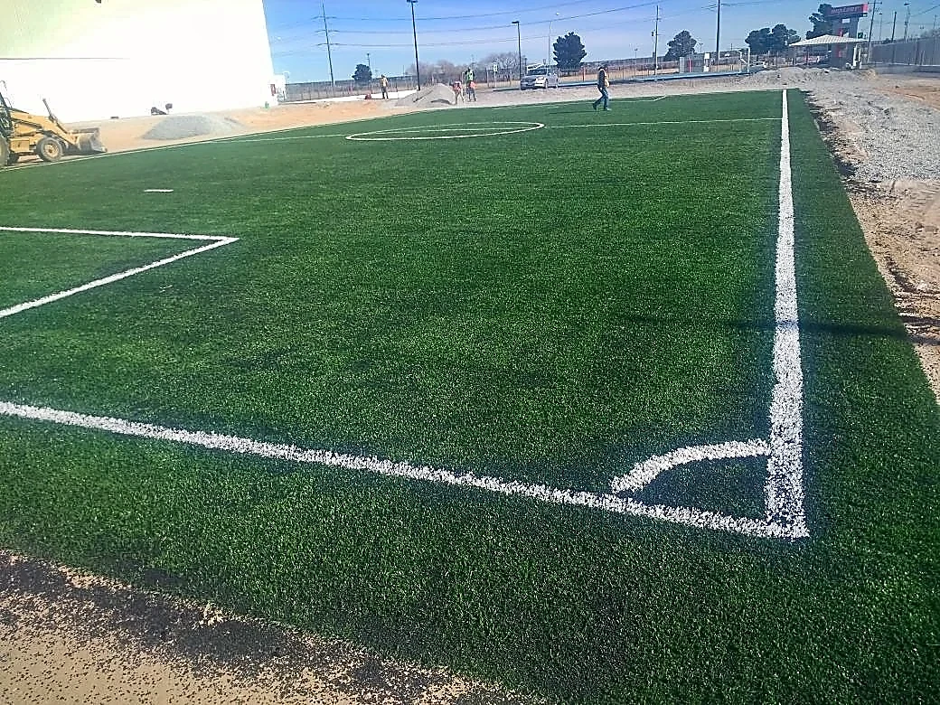 Detalle del pasto sintético de la cancha de fútbol 7 en Ciudad Juárez, Chihuahua