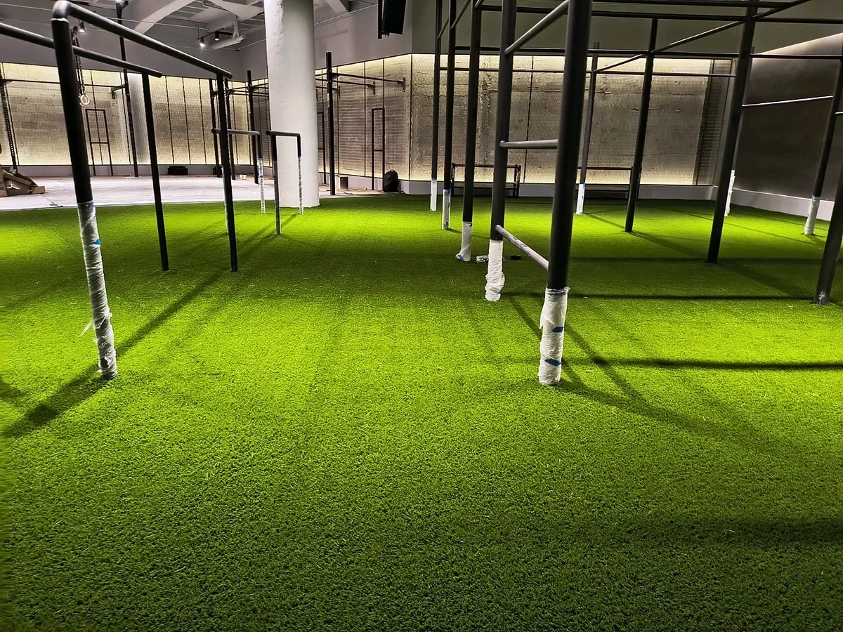 Área verde con pasto sintético en Miguel Hidalgo, Ciudad de México