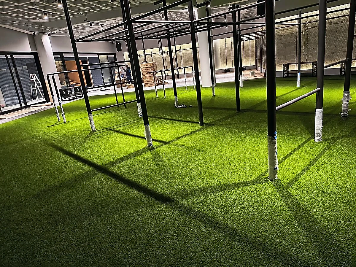Área verde con pasto sintético en Miguel Hidalgo, Ciudad de México: pasto sintético instalado