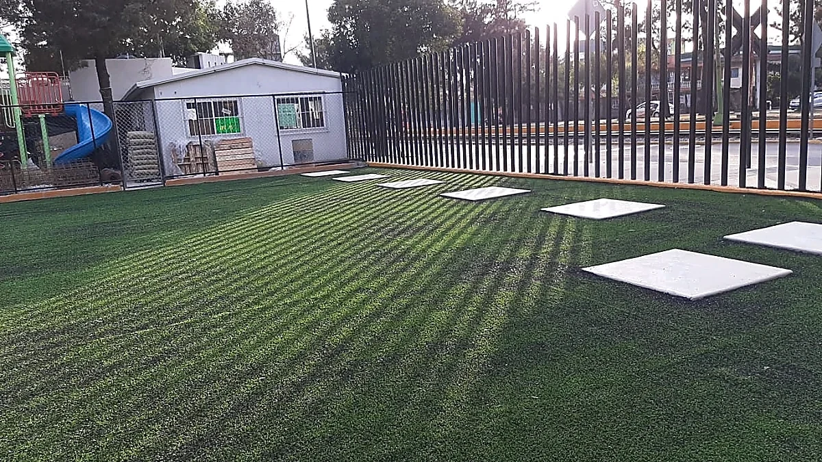 Área verde con pasto sintético en Parque Familiar Emiliano Zapata, Gustavo A. Madero, Ciudad de México: pasto sintético instalado