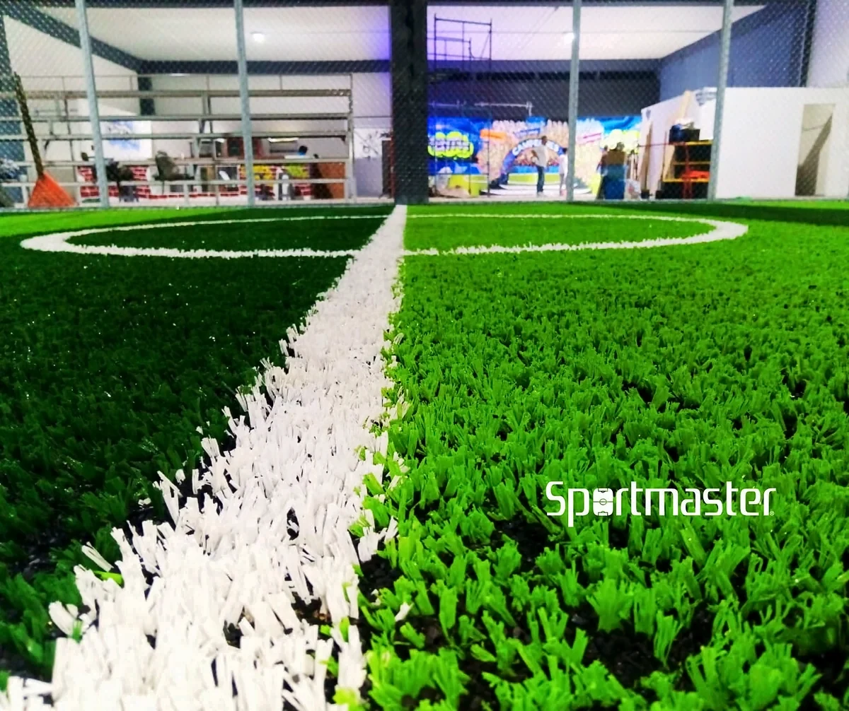 Cancha de fútbol 5 con pasto sintético en Cancha Penta League, Álvaro Obregón, Ciudad de México: la cancha desde la línea lateral