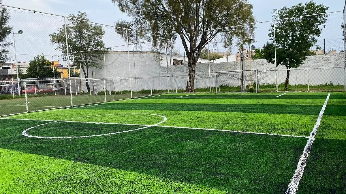 Cancha de fútbol 5 con pasto sintético en Centro DIF Álvaro Obregón, Gustavo A. Madero, Ciudad de México: líneas insertadas en el pasto sintético