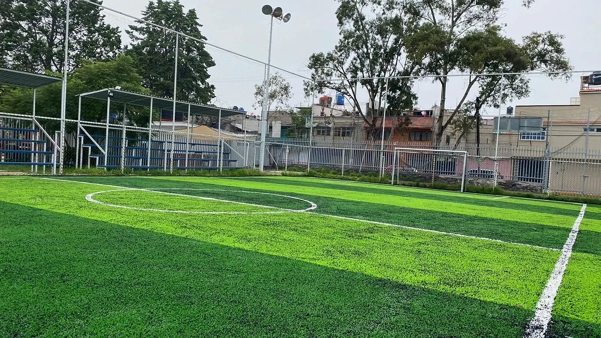 Cancha de fútbol 5 con pasto sintético en Centro DIF Álvaro Obregón, Gustavo A. Madero, Ciudad de México: la cancha desde la línea lateral