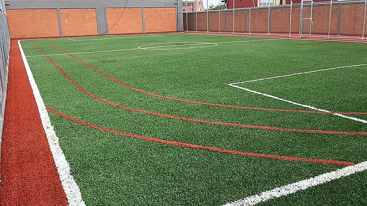 Cancha de fútbol 5 con pasto sintético en Colegio Britanico, Delegacion Benito Juarez, Ciudad de México: la cancha desde la línea lateral