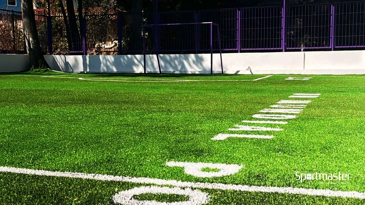 Cancha de fútbol 5 con pasto sintético en Deportivo Miguel Gauna, Álvaro Obregón, Ciudad de México: líneas insertadas en el pasto sintético