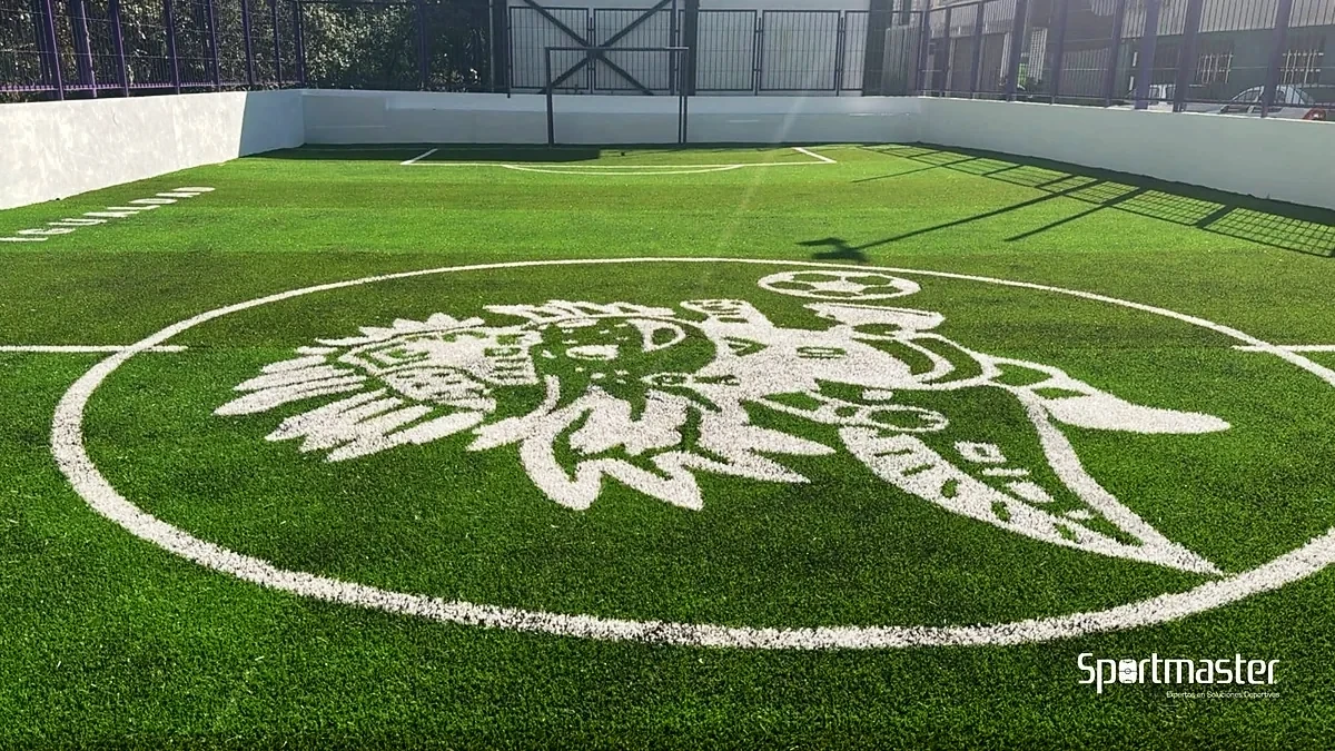 Cancha de fútbol 5 con pasto sintético en Deportivo Miguel Gauna, Álvaro Obregón, Ciudad de México: la cancha desde la línea lateral