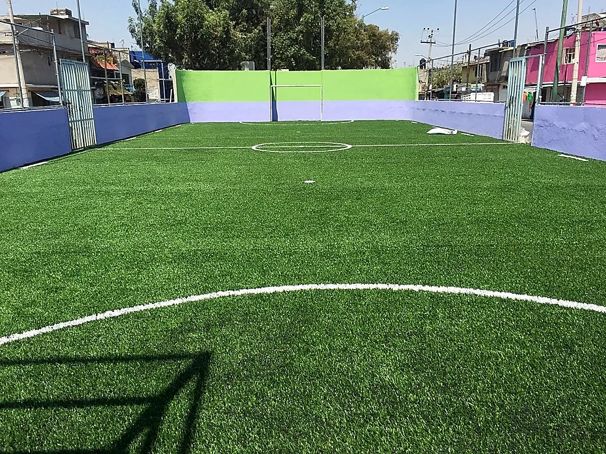 Cancha de fútbol 5 con pasto sintético en Iztapalapa, Ciudad de México: la cancha desde la línea lateral
