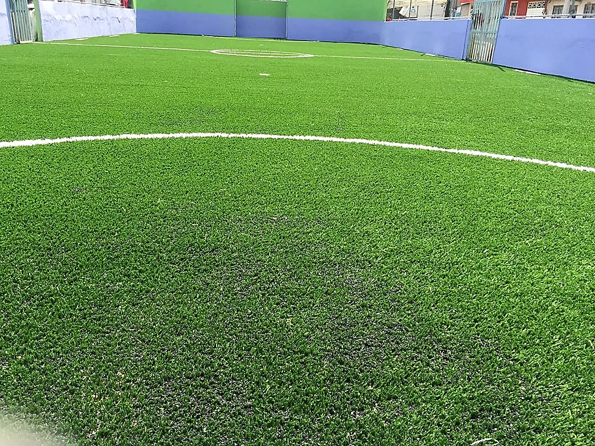 Cancha de fútbol 5 con pasto sintético en Iztapalapa, Ciudad de México: pasto sintético deportivo recién cepillado