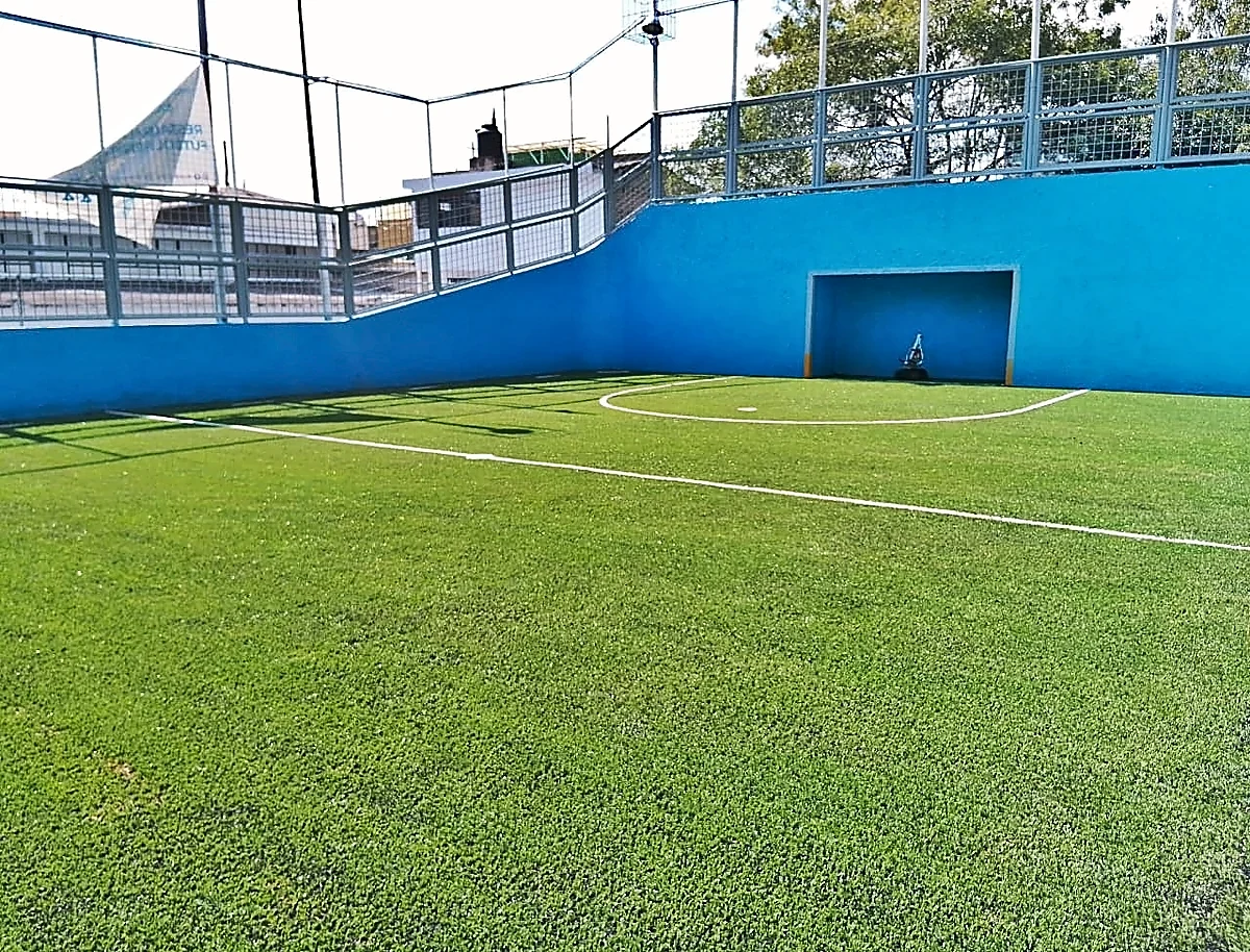 Cancha de fútbol 5 con pasto sintético en Marcram, Álvaro Obregón, Ciudad de México: la cancha desdel fondo