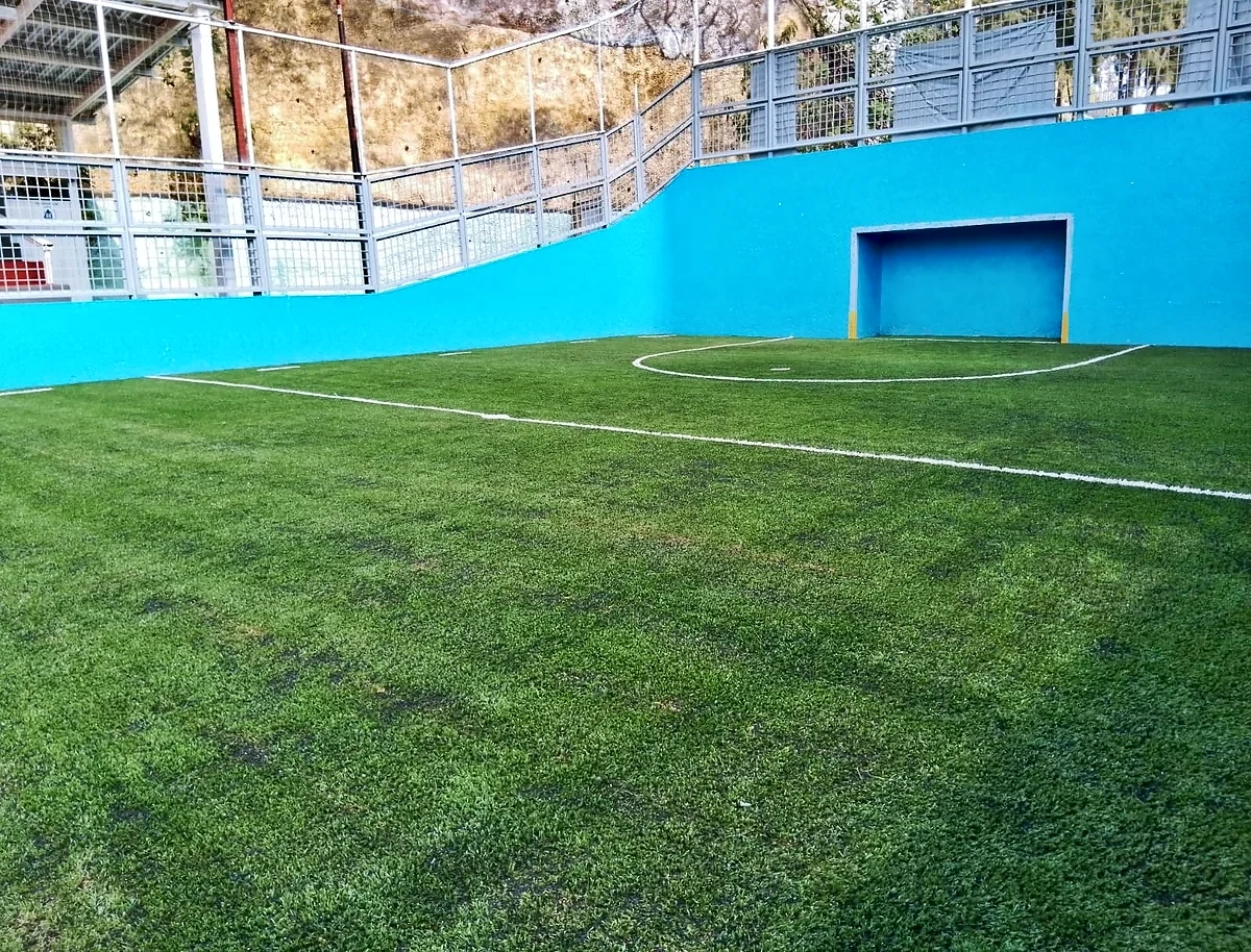 Cancha de fútbol 5 con pasto sintético en Marcram, Álvaro Obregón, Ciudad de México: vista de la cancha y su entorno