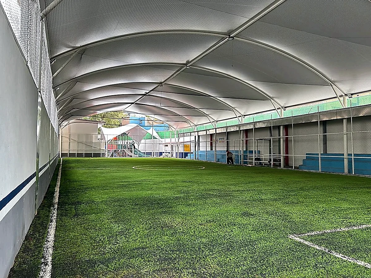 Cancha de fútbol 5 con pasto sintético en Miguel Hidalgo, Ciudad de México: la cancha desde la línea lateral