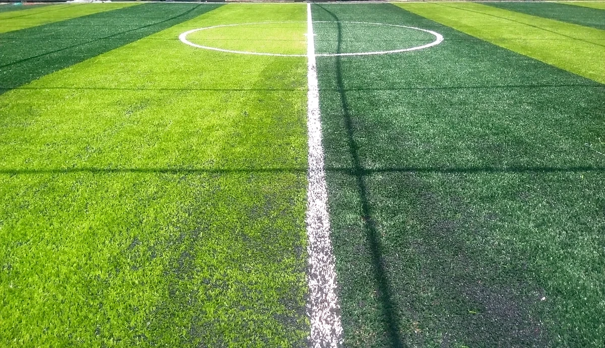Cancha de fútbol 5 con pasto sintético en Milpa Alta, Ciudad de México: la cancha desde la línea lateral