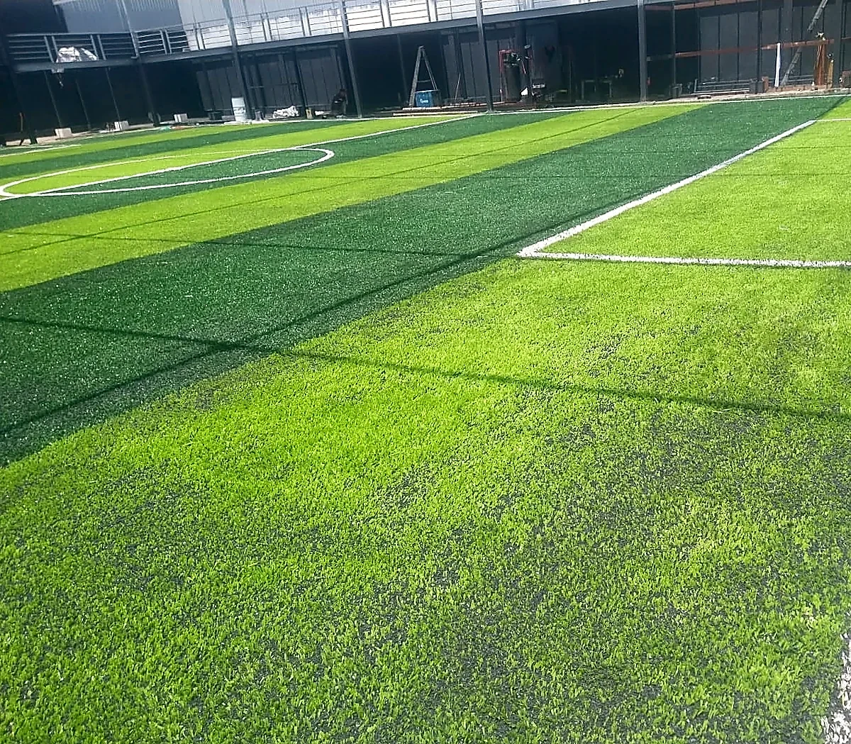 Cancha de fútbol 5 con pasto sintético en Milpa Alta, Ciudad de México: otra vista de la cancha