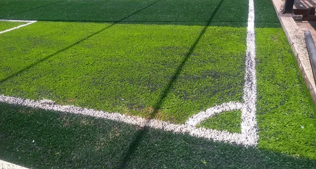 Cancha de fútbol 5 con pasto sintético en Milpa Alta, Ciudad de México: pasto sintético deportivo recién cepillado