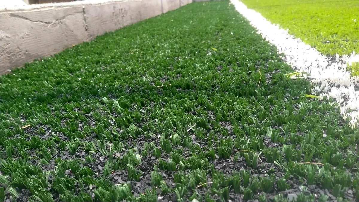 Detalle del pasto sintético de la cancha de fútbol 5 en Milpa Alta, Ciudad de México