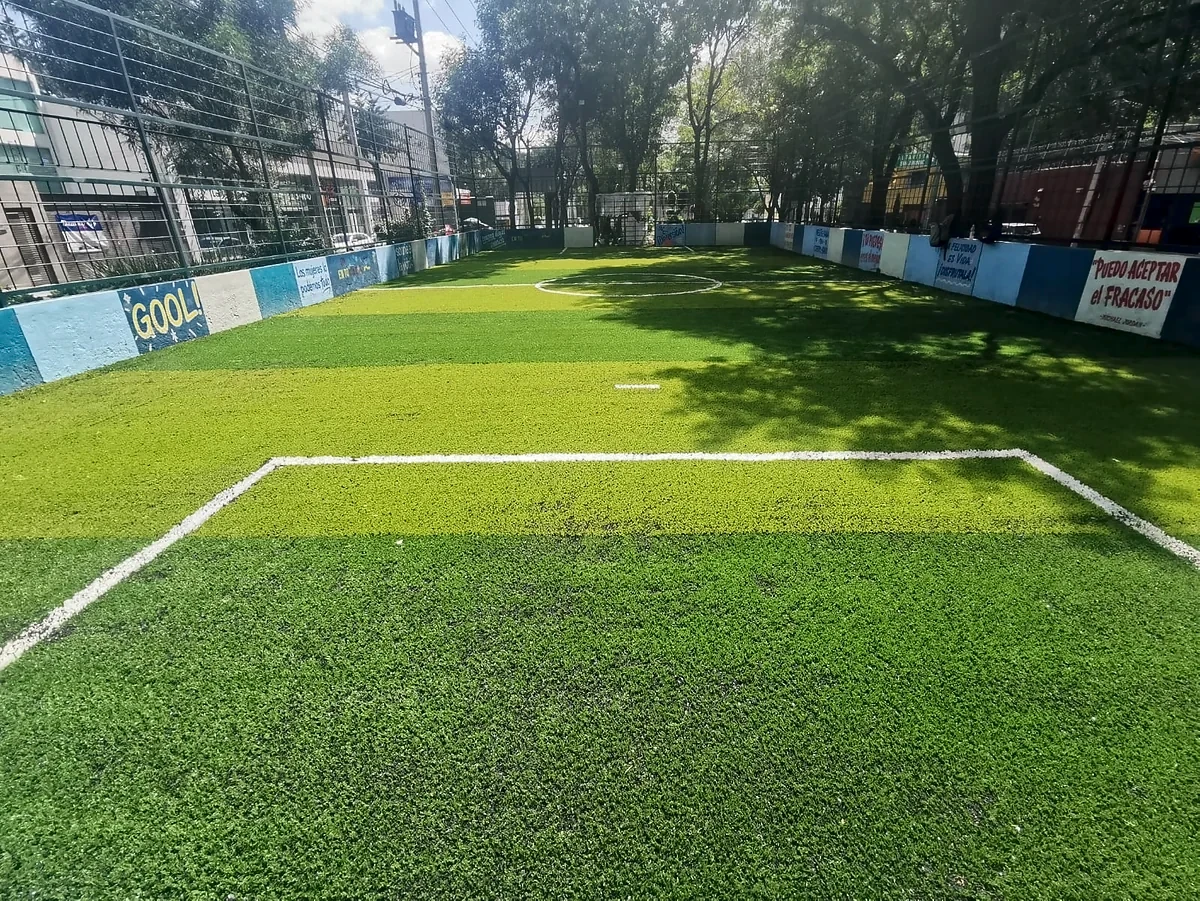 Cancha de fútbol 5 con pasto sintético en Parque Lineal Barranda del Muerto, Álvaro Obregón, Ciudad de México: otra vista de la cancha