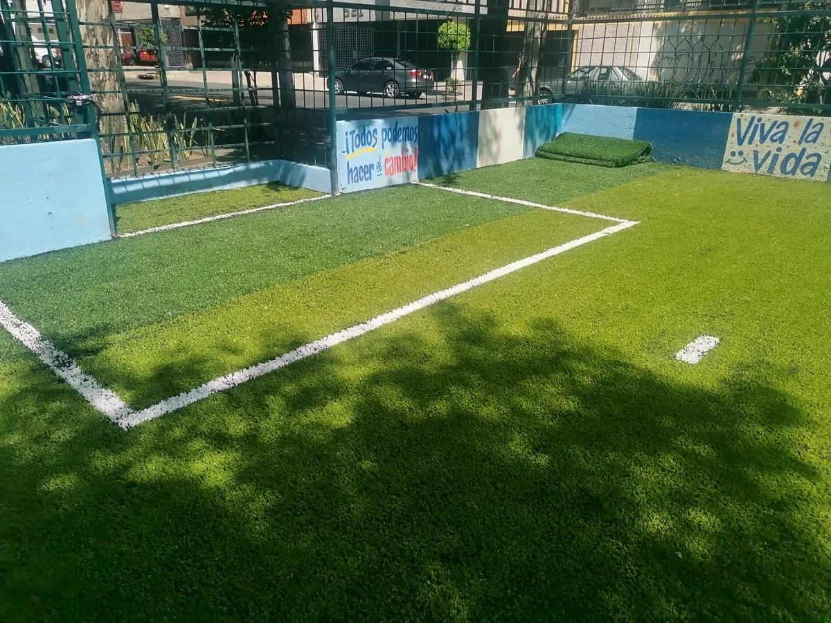 Cancha de fútbol 5 con pasto sintético en Parque Lineal Barranda del Muerto, Álvaro Obregón, Ciudad de México: vista de la cancha y su entorno