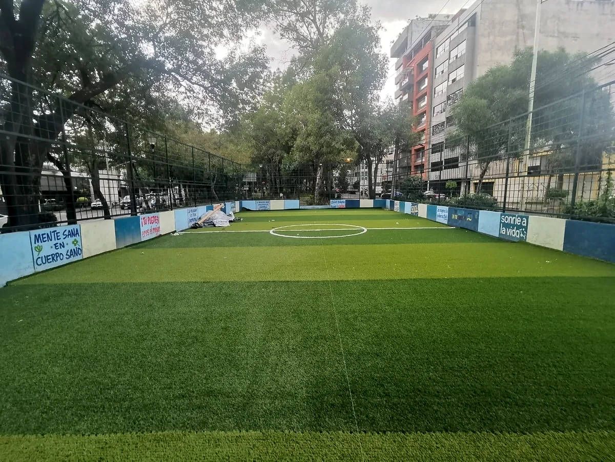 Detalle del pasto sintético de la cancha de fútbol 5 en Álvaro Obregón, Ciudad de México
