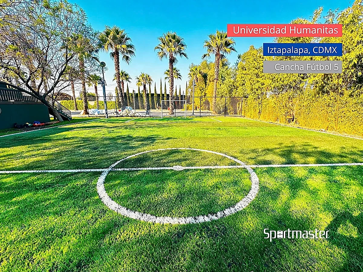 Cancha de fútbol 5 con pasto sintético en Universidad Humanitas, Iztapalapa, Ciudad de México: líneas insertadas en el pasto sintético