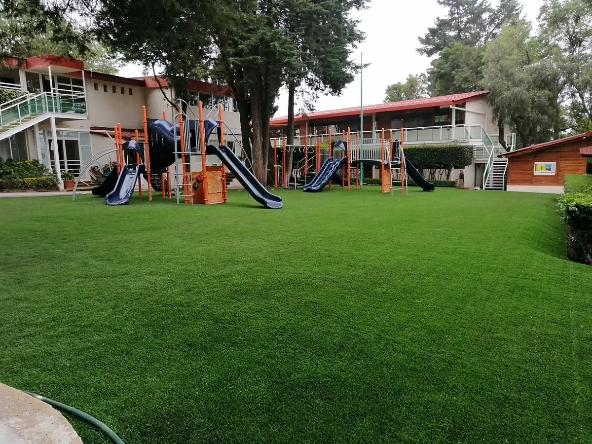 Cancha de fútbol 7 con pasto sintético en Colegio Tomás Moro, Cuajimalpa