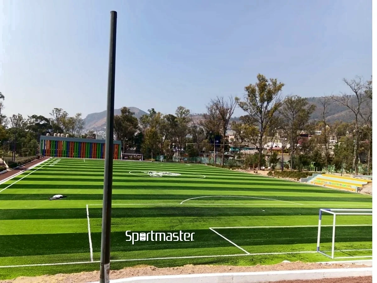 Detalle del pasto sintético de la cancha de fútbol 7 en Gustavo A. Madero, Ciudad de México