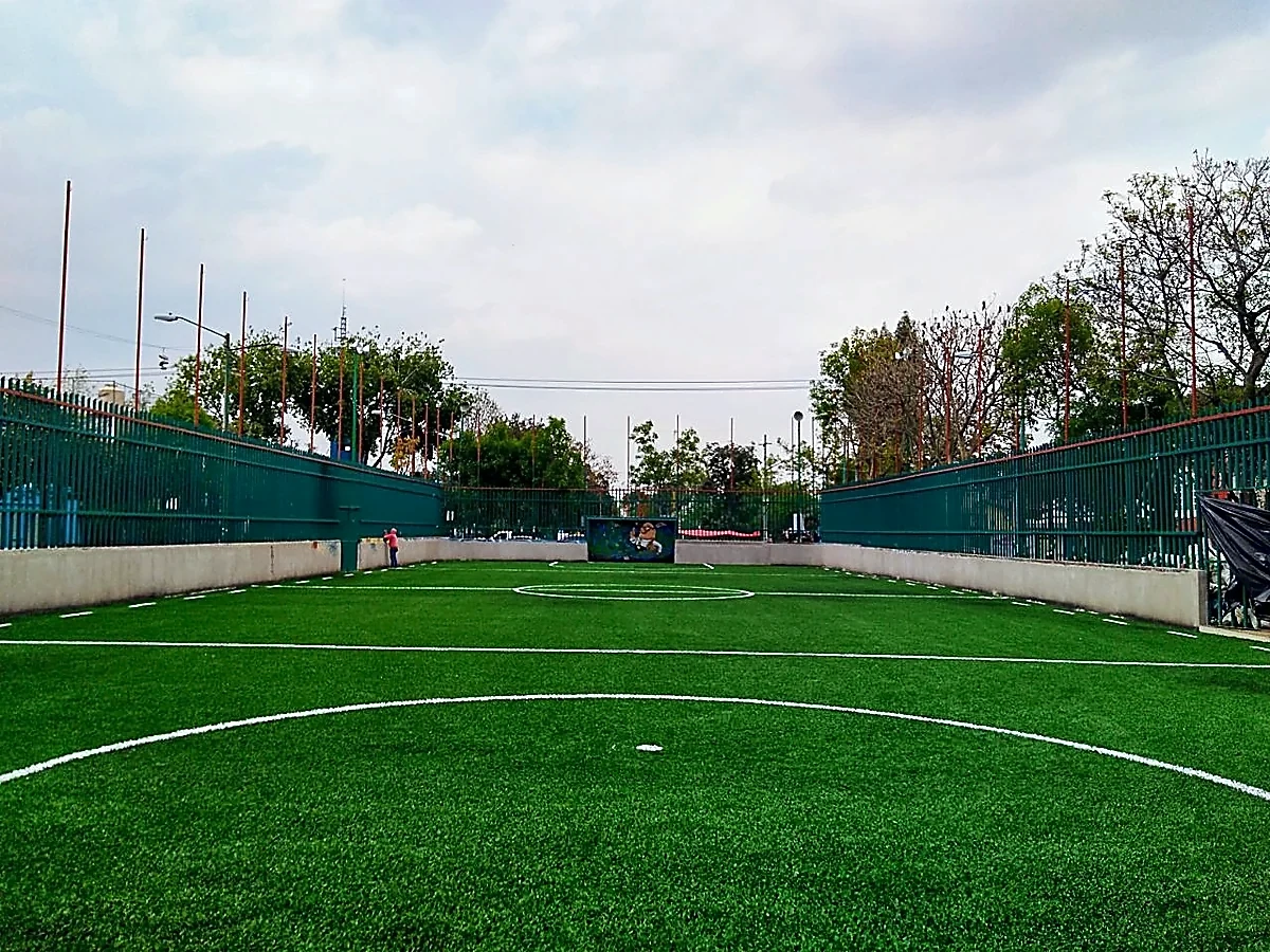 Cancha de fútbol 7 con pasto sintético en Espacio Deportivo Chicoasen, Tlalpan