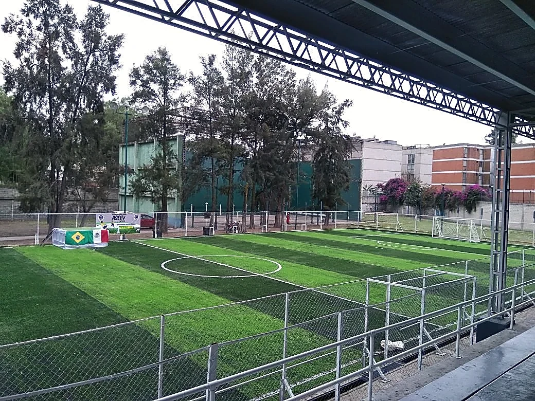 Cancha de fútbol 7 con pasto sintético en Gustavo A. Madero, Ciudad de México: líneas de juego insertadas en el mismo pasto