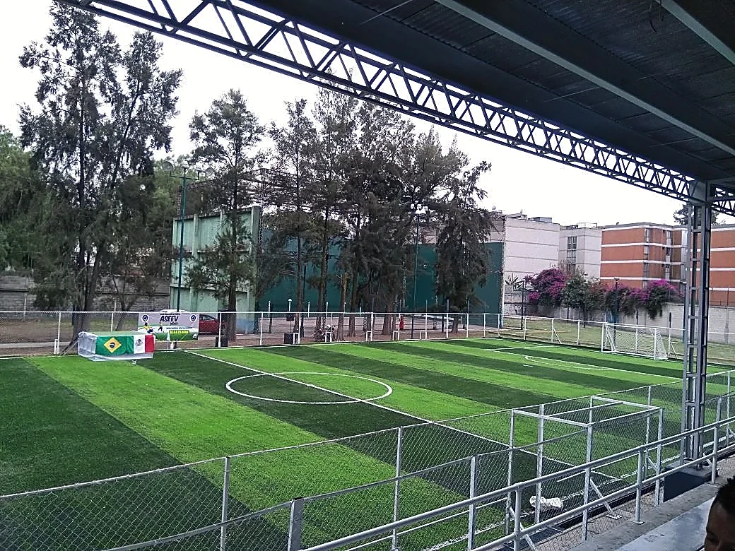 Detalle del pasto sintético de la cancha de fútbol 7 en Gustavo A. Madero, Ciudad de México