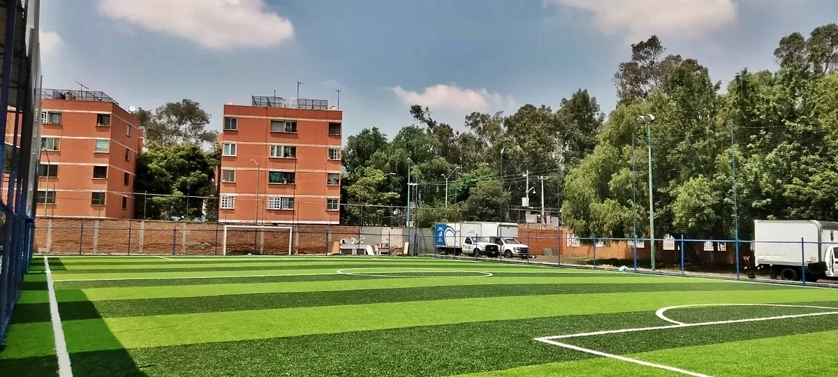 Cancha de fútbol 7 con pasto sintético en Iztapalapa, Ciudad de México: líneas de juego insertadas en el mismo pasto
