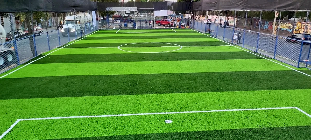 Cancha de fútbol 7 con pasto sintético en World Soccer, Azcapotzalco, Ciudad de México: líneas de juego insertadas en el mismo pasto