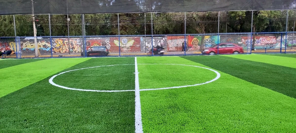 Cancha de fútbol 7 con pasto sintético en World Soccer, Azcapotzalco, Ciudad de México: la cancha desde la línea lateral