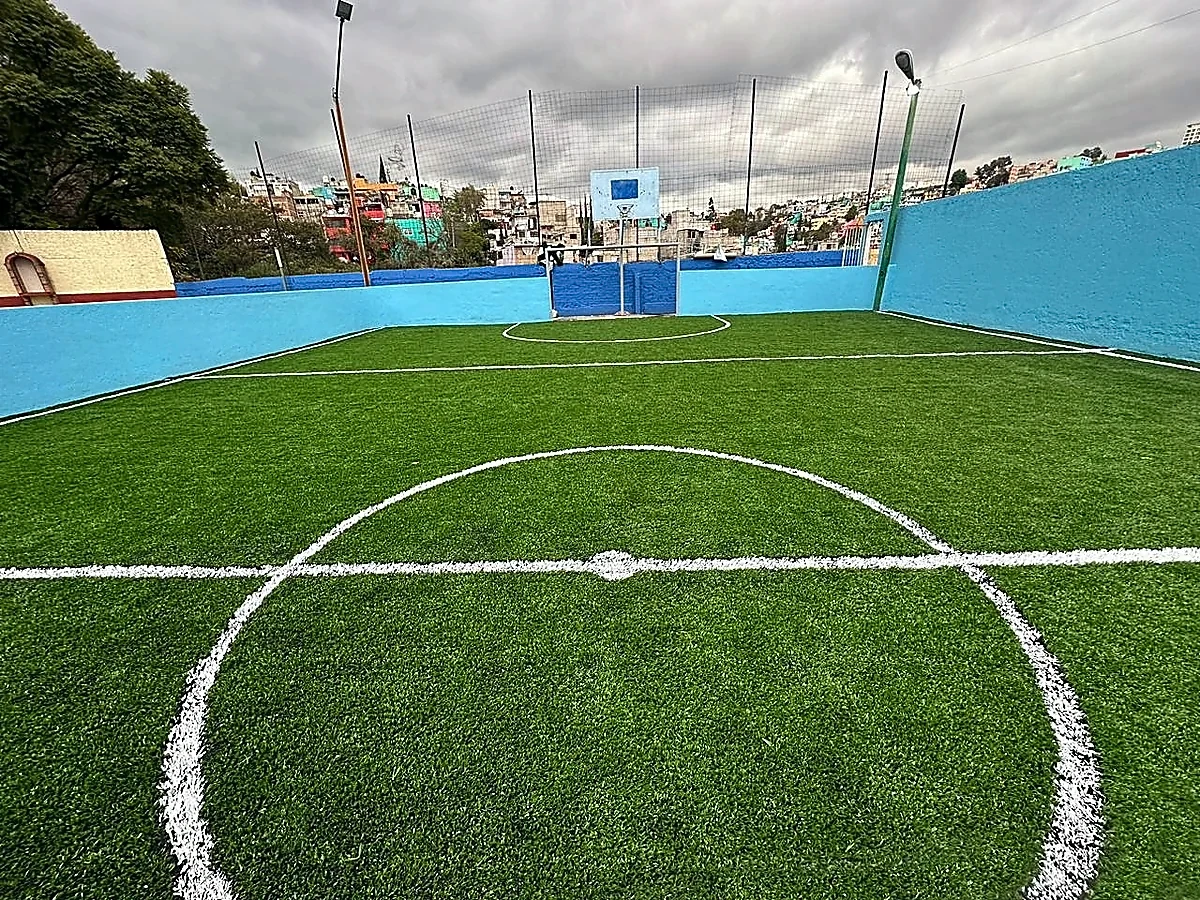 Cancha de fútbol rápido con pasto sintético en Álvaro Obregón, Ciudad de México: la cancha desde la línea lateral