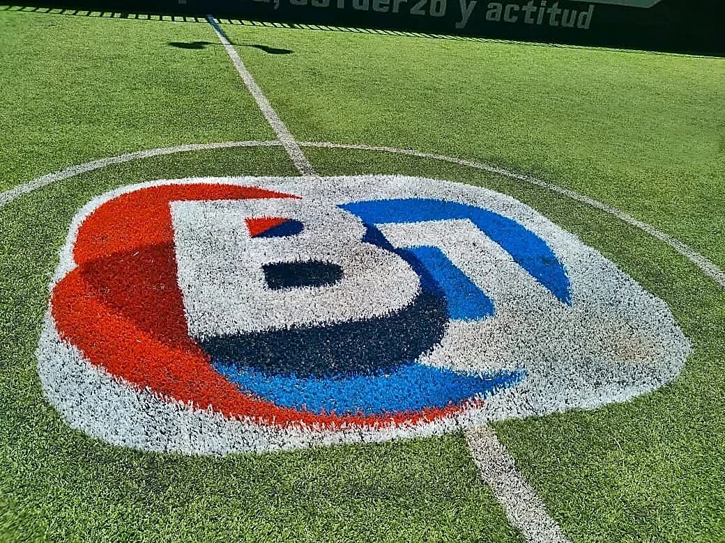 Cancha de fútbol rápido con pasto sintético en Benito Juárez, Ciudad de México: líneas de juego insertadas en el pasto