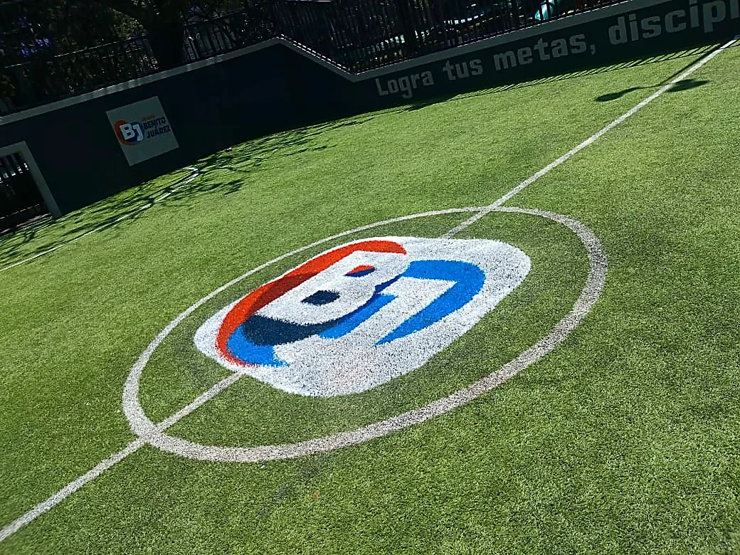 Cancha de fútbol rápido con pasto sintético en Benito Juárez, Ciudad de México: la cancha desdel fondo