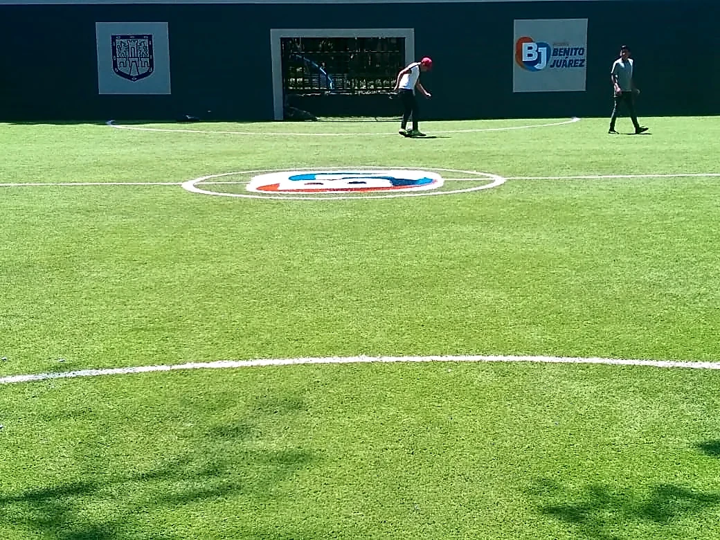Detalle del pasto sintético de la cancha de fútbol rápido en Benito Juárez, Ciudad de México