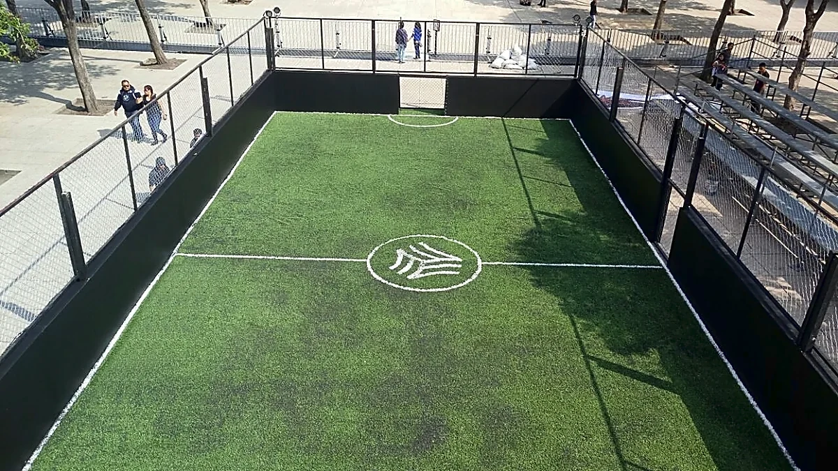 Cancha de fútbol rápido con pasto sintético en Cancha Adidas, Cuauhtémoc, Ciudad de México: pasto sintético deportivo recién cepillado