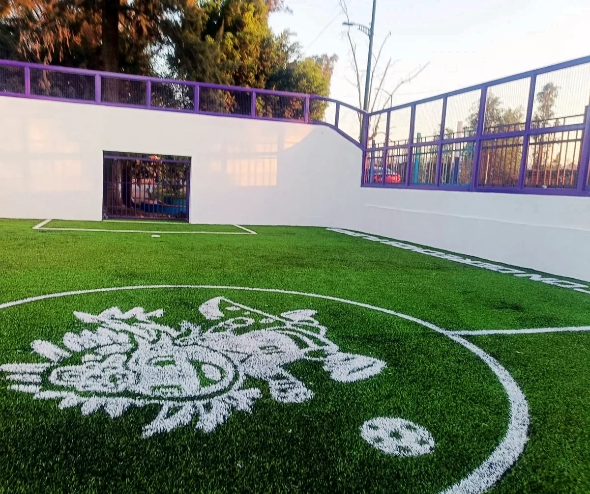 Detalle del pasto sintético de la cancha de fútbol rápido en Tláhuac, Ciudad de México