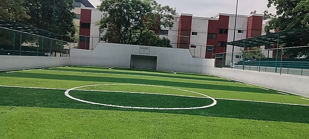 Cancha de fútbol rápido con pasto sintético en Centro Deportivo SEDENA, Miguel Hidalgo, Ciudad de México: la cancha desde la línea lateral