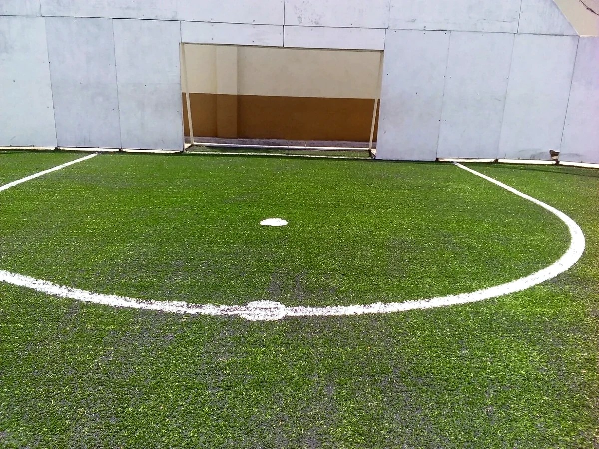 Cancha de fútbol rápido con pasto sintético en Colegio Salesiano, Popotla, Ciudad de México: otra vista de la cancha