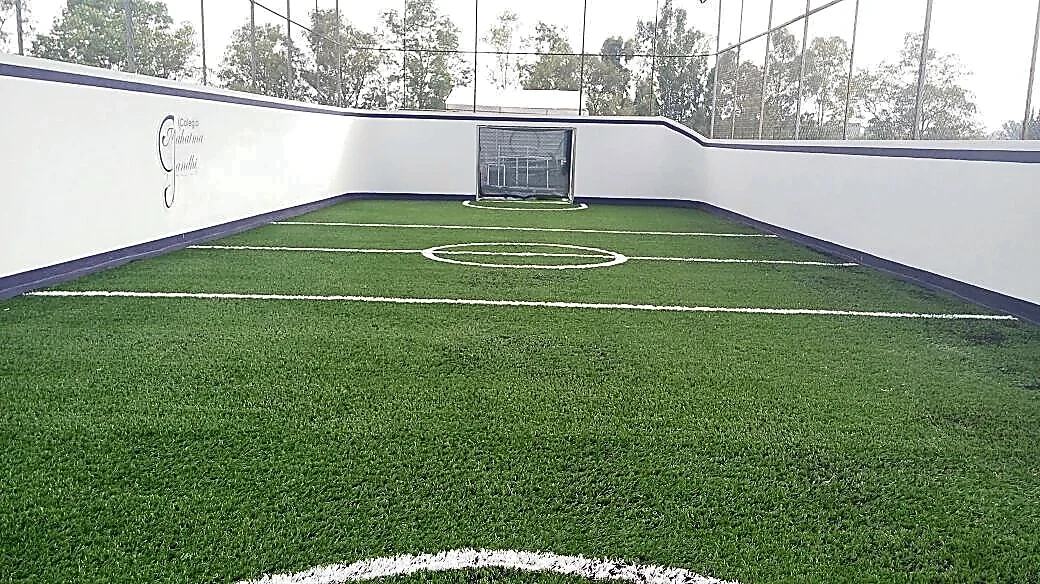 Cancha de fútbol rápido con pasto sintético en Coyoacán, Ciudad de México: líneas de juego insertadas en el pasto