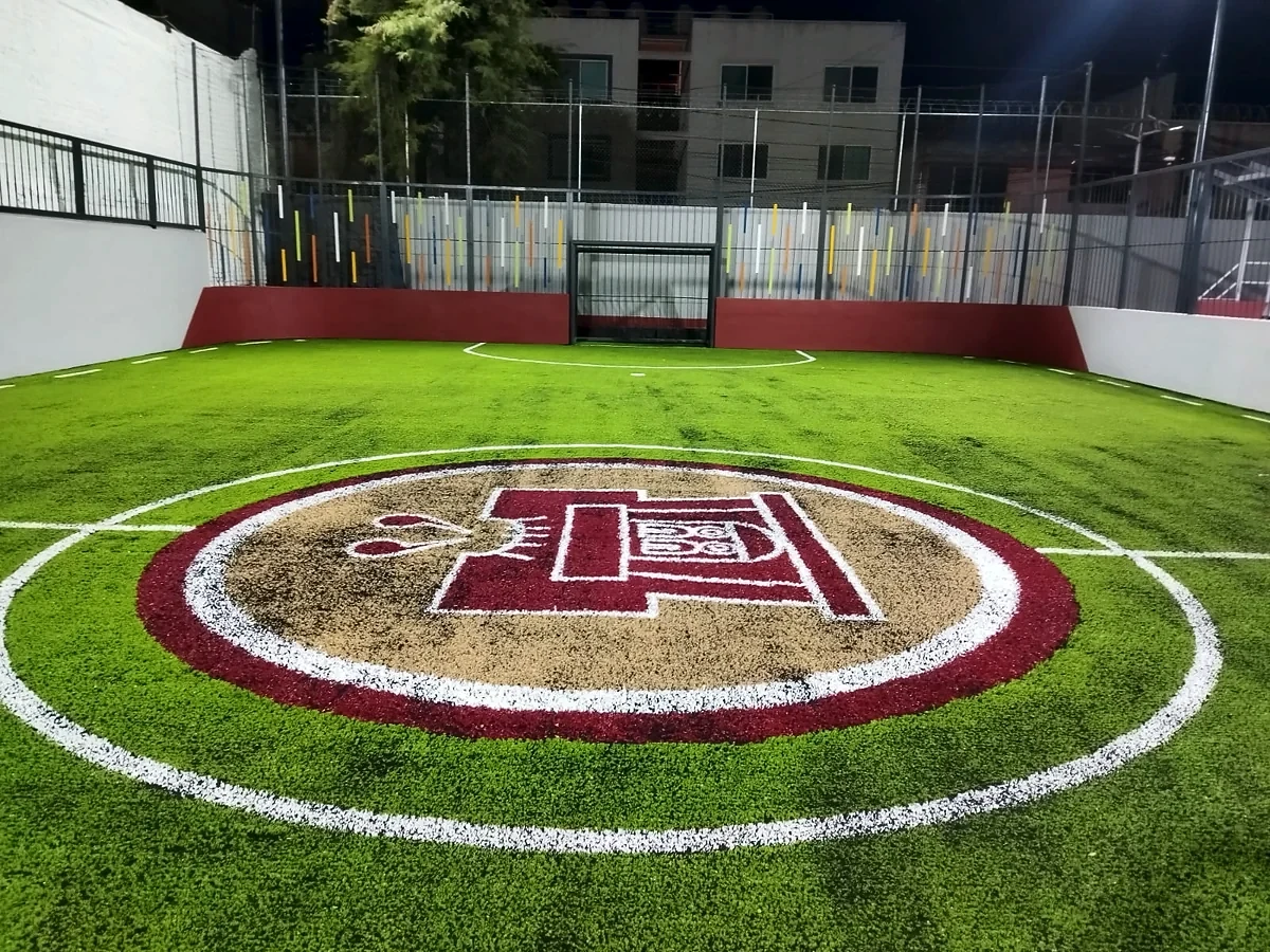 Cancha de fútbol rápido con pasto sintético en Iztacalco, Ciudad de México: líneas de juego insertadas en el pasto