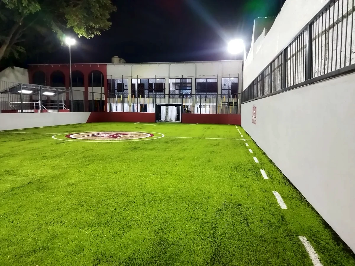 Cancha de fútbol rápido con pasto sintético en Iztacalco, Ciudad de México: otra vista de la cancha