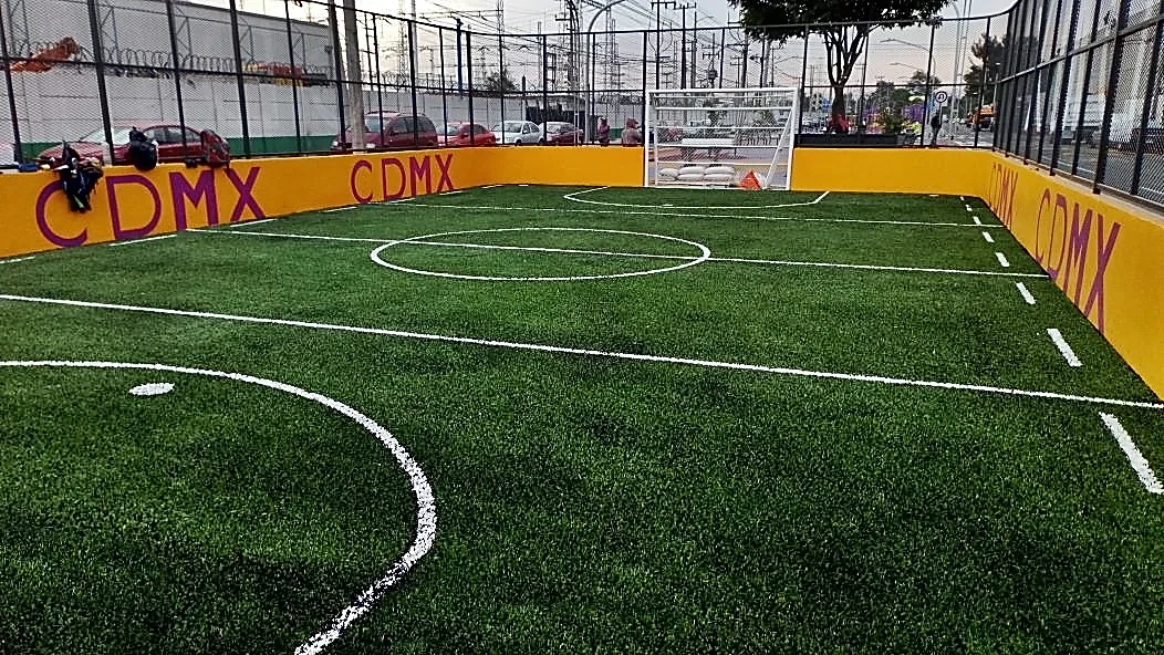Cancha de fútbol rápido con pasto sintético en Iztapalapa, Ciudad de México